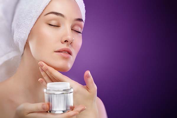 面霜涂上有点刺痛感然后很清凉,面霜涂在脸上刺痛过一会就好了