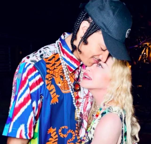 麦当娜最新秀身材照片,62岁麦当娜高调现身街头