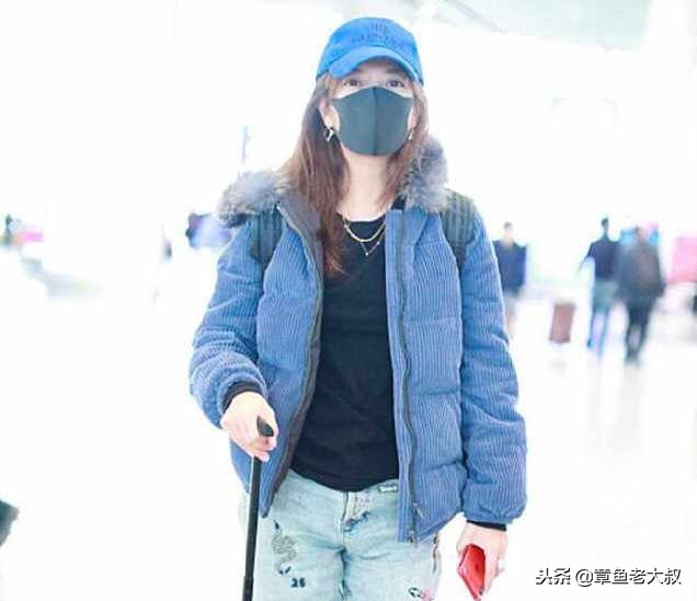 赵薇亲民现身引骚动，口罩遮面赶路不忘为粉丝签名！网友：扛霸子