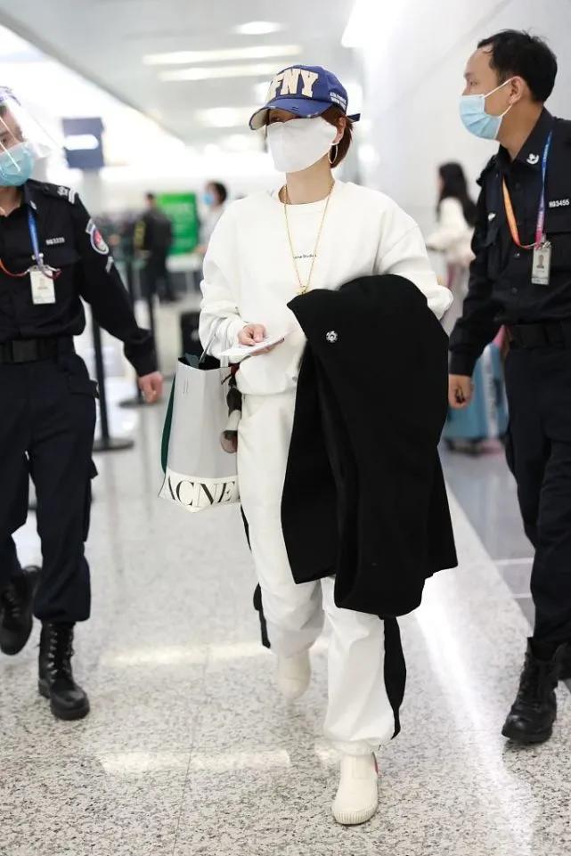 马伊琍离婚后衣品太好了，一身白色运动装配大金链，洋气又时髦