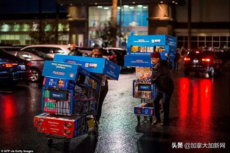 黑五狂抢开始！机场outlet堵爆温哥华华人凌晨排队全买疯了