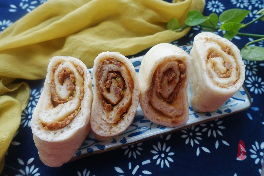 懒笼比包子、饺子都省事,盘在笼屉中,蒸熟后切开,家人分着吃