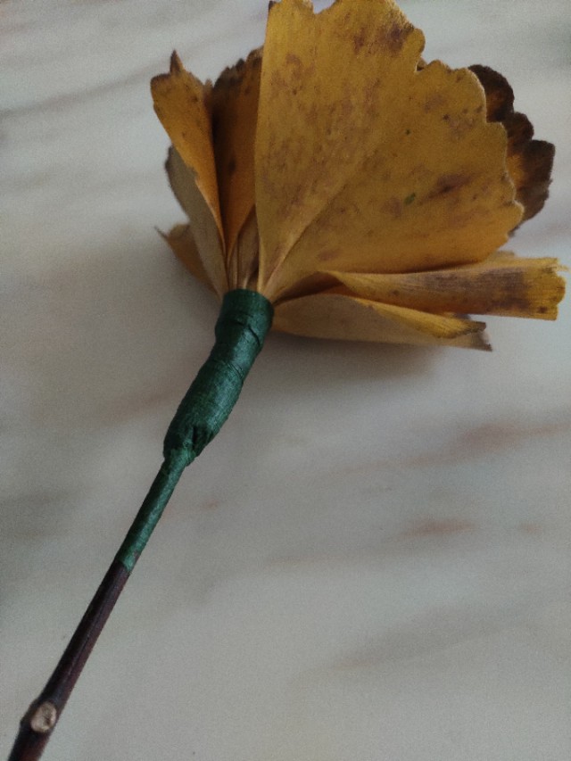 银杏叶手工花贴画幼儿园简单,银杏叶可以做什么手工小学生做的