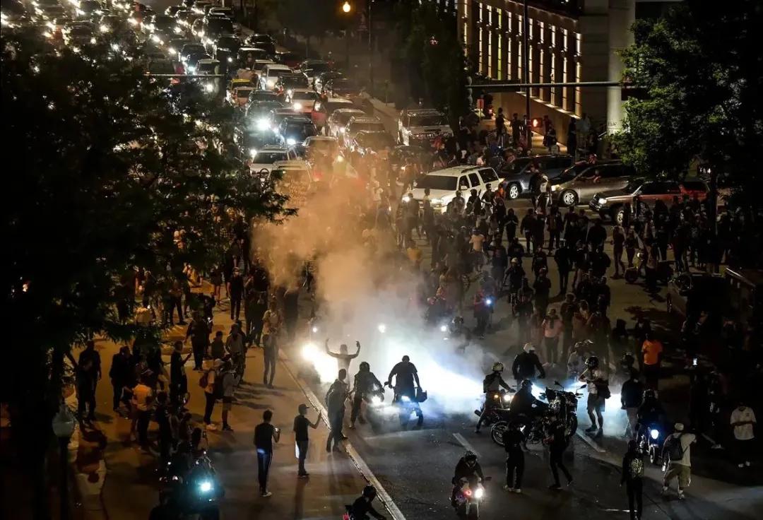 集装箱提前装柜还是到港口再装柜,集装箱过了截港时间怎么办