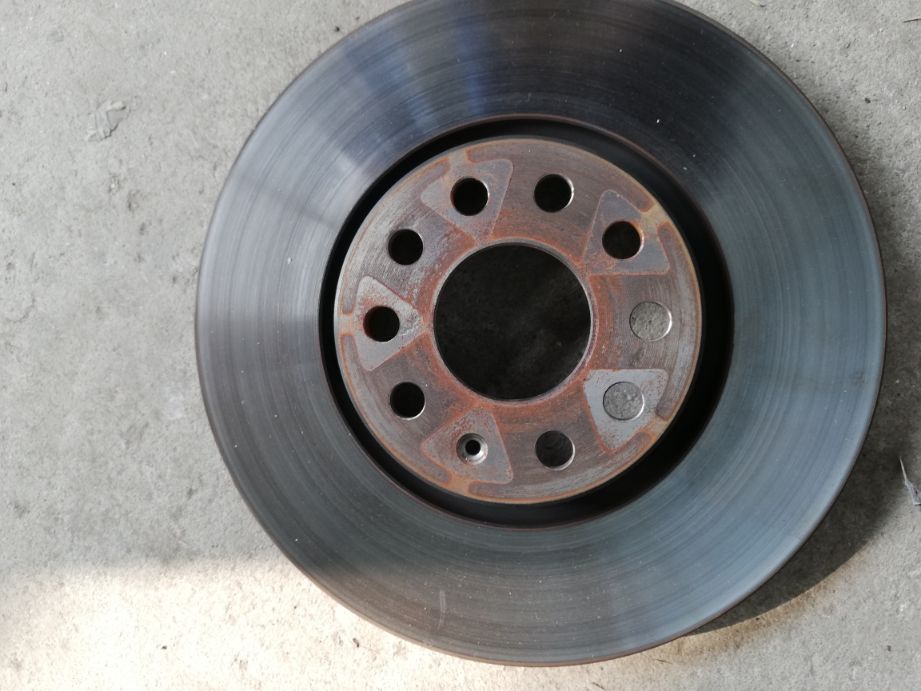 刹车盘有孔和无孔的区别,刹车碟盘是不是孔越多越好