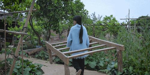 用废弃木床做书架,多功能流觞曲水桌