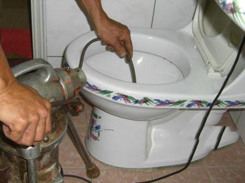 厕所堵住请师傅多少钱,厕所下水道堵了叫人疏通多少钱
