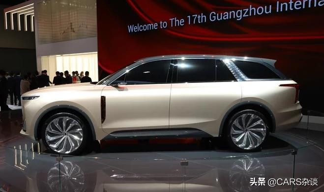 全新红旗E115国内首发，4秒内加速破百，这车标几个意思？