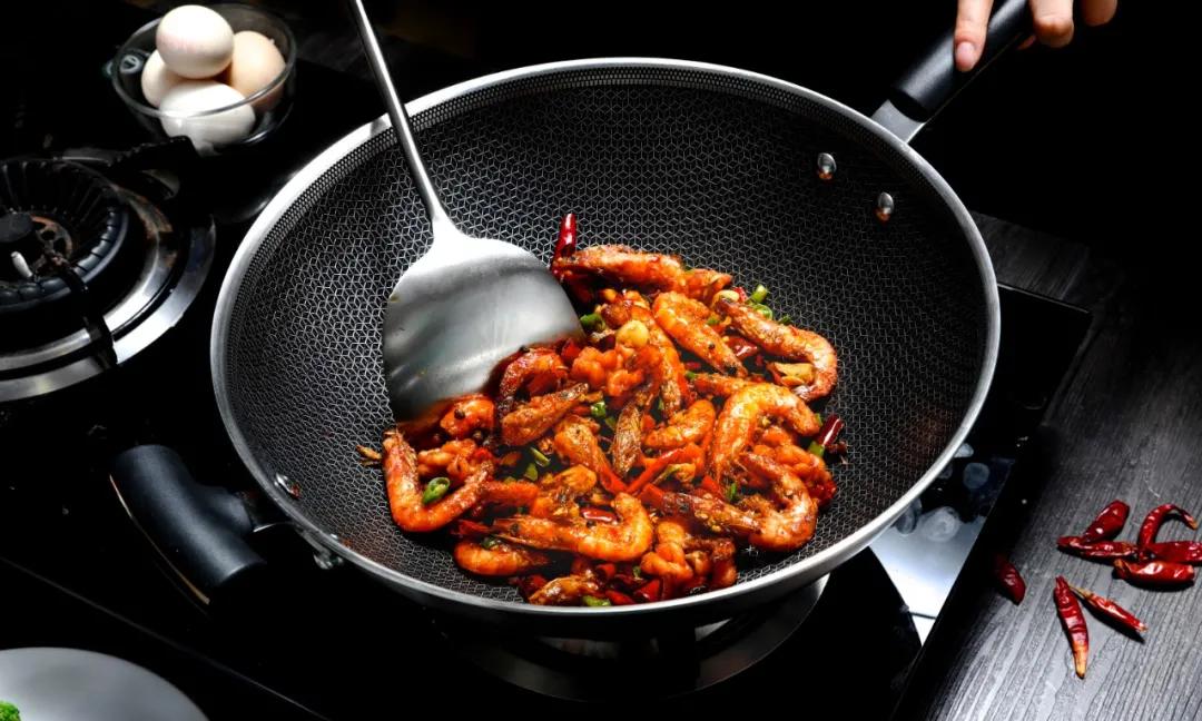 不锈钢蜂窝锅新锅开锅的正确方法,新锅第一次开锅锅身需要涂油吗