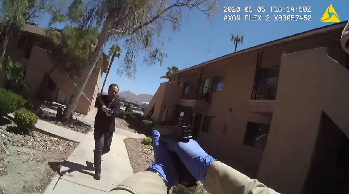 美国警察对峙精神病人过程,美国警察对嫌犯连开8枪