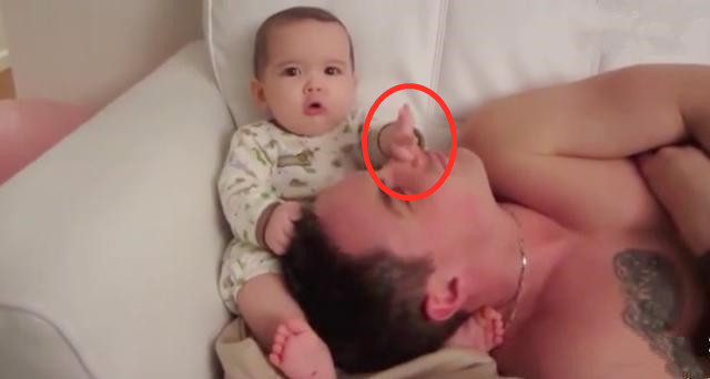 爸爸睡觉时呼噜声太大，宝宝做出一个动作，让一旁的妈妈笑喷