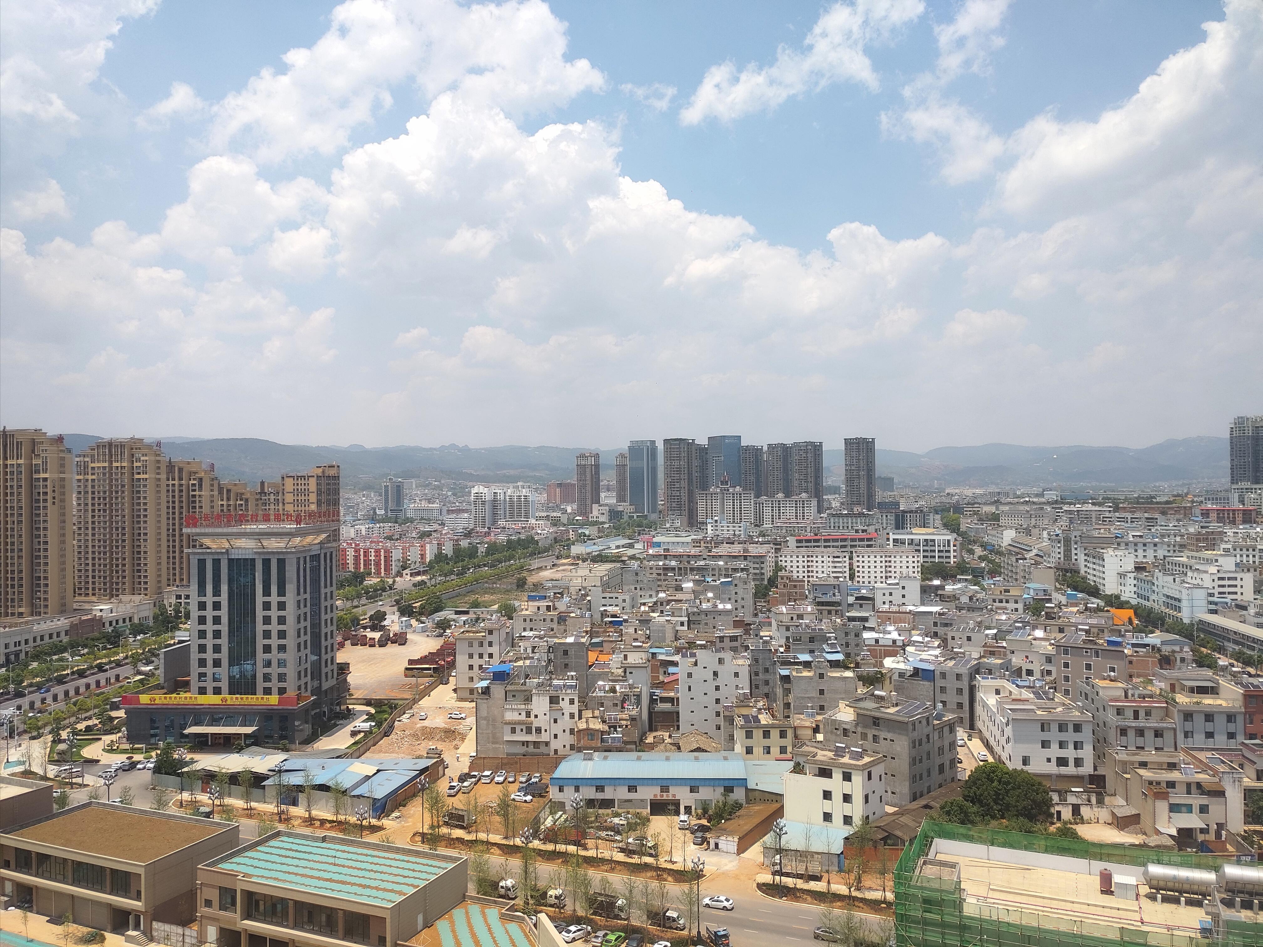 弥勒楼市很忙：重庆房企楼盘来了，隔壁本土项目后续用地也跟上了