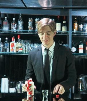 老外不相信茅台的威力,老外喝中国白酒烧刀子