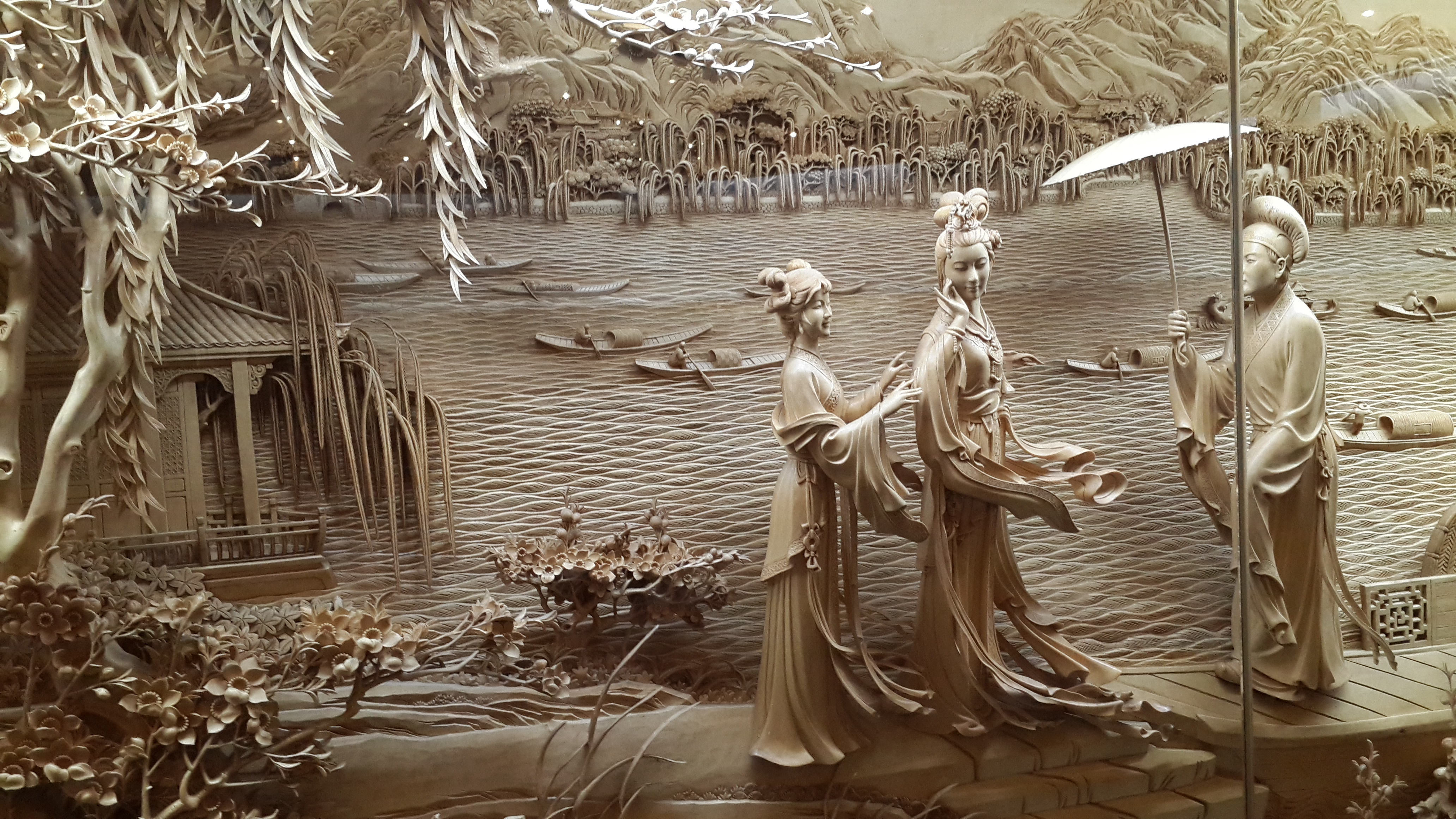 远眺雷峰塔近观西湖景,远眺雷峰塔