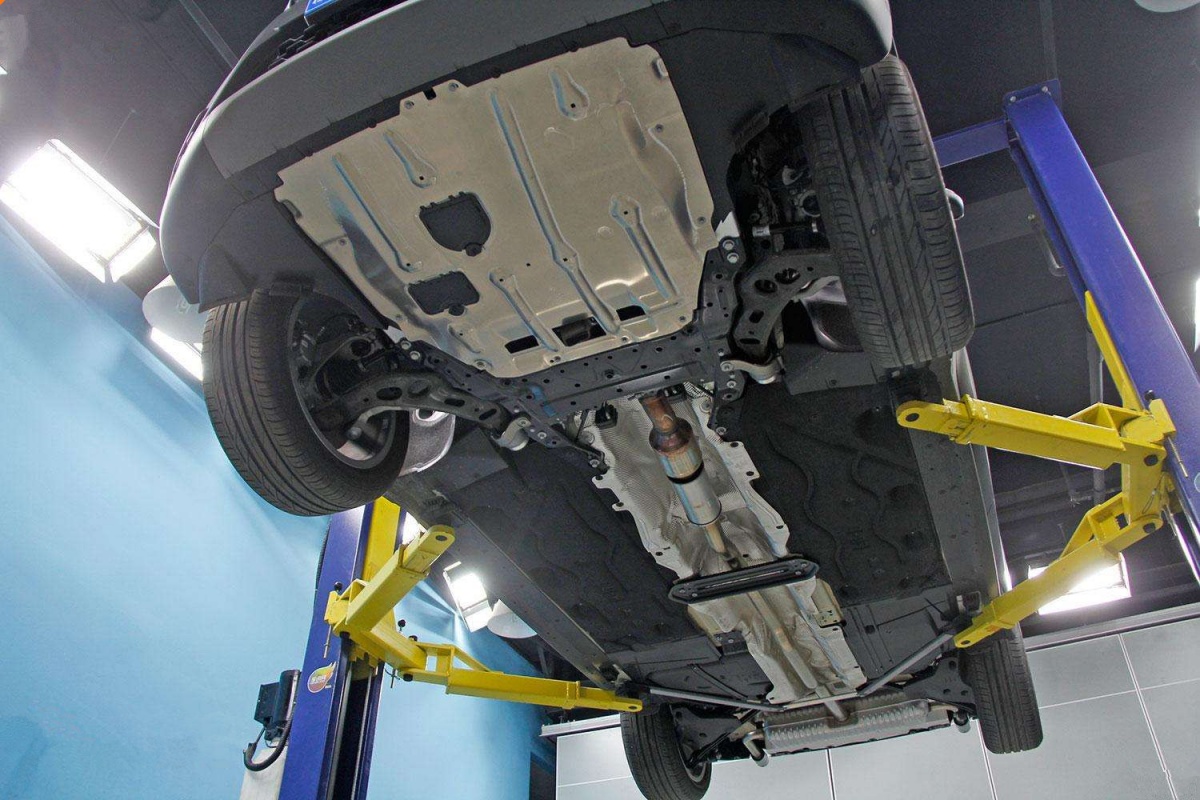 发动机护板锰钢和塑钢哪种材质好,什么材质的发动机下护板不会异响