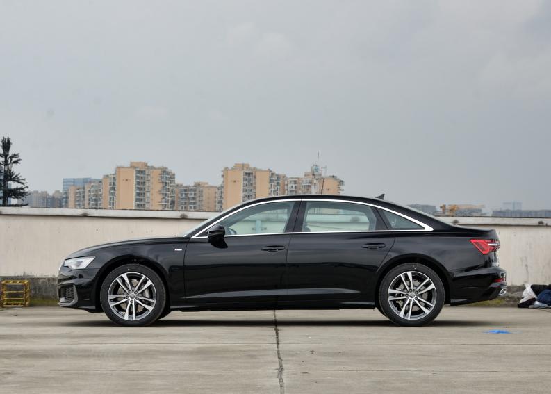 最低配的奥迪a6l值得买吗,37万提a6l