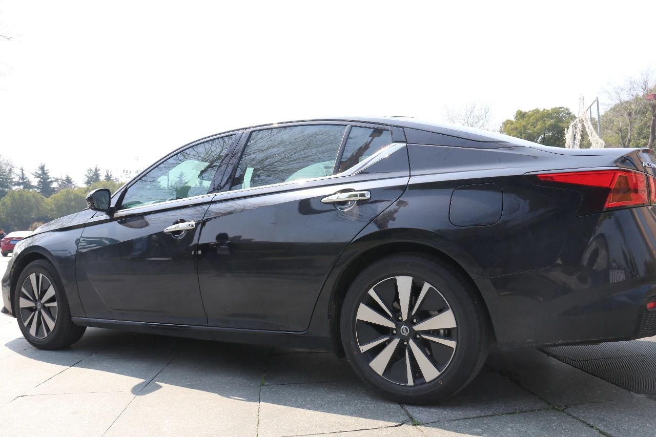 最新款天籁和第七代天籁对比,16万日系两厢车