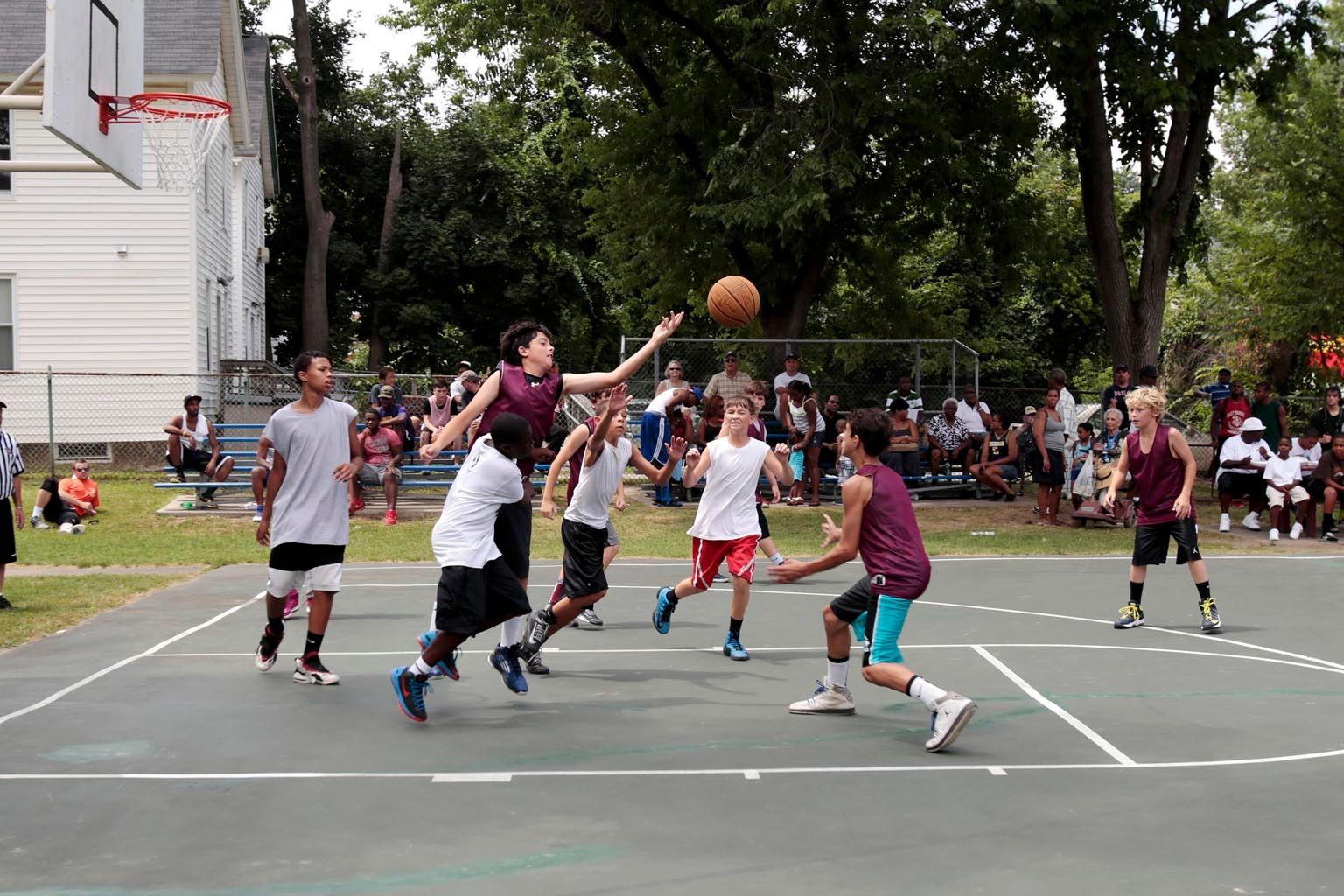 出生体育大国篮球却被*压打**，梦想实现受阻跨国延续热爱