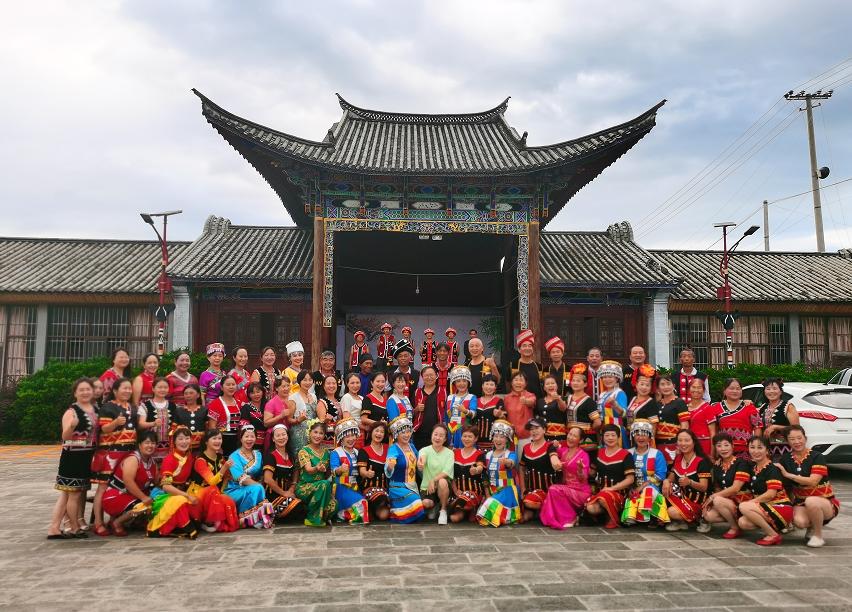 腾冲甘蔗寨:振兴路上*党**旗红古道佤乡换新颜