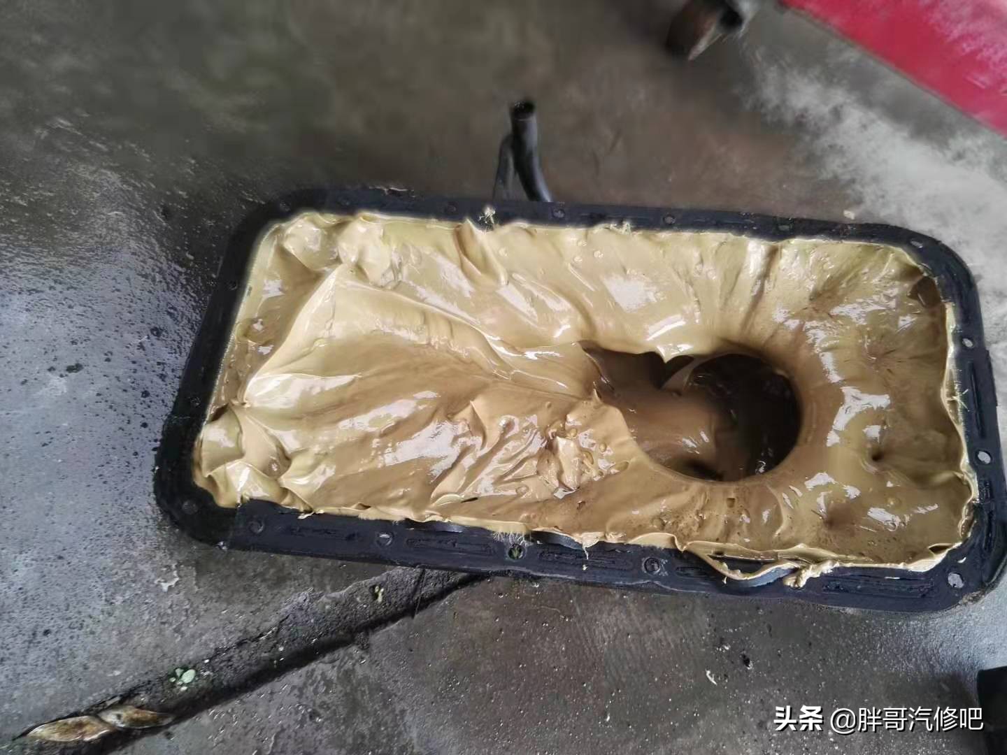 五菱宏光1.2机油少咋回事啊,五菱宏光1.2发动机机油孔在哪里