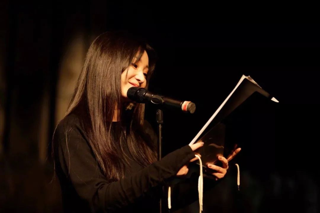 一个低胸性感女王，私底下想活得更严肃和朴素