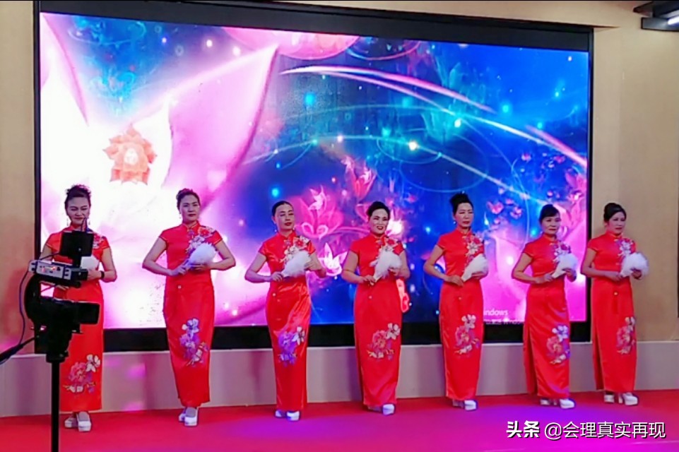 四川会理几百人涌向龙腾小区，小区人真好奇，到底发生啥事了？