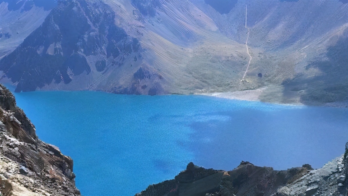 长白山天池是如何蓄水的,长白山天池的海拔是不是3600米