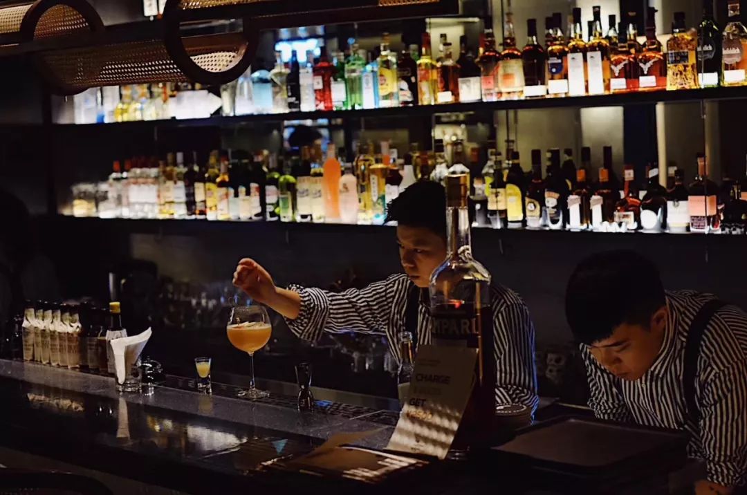 在110㎡空间里创造了两个世界，成都这个酒吧允许你上班时饮酒