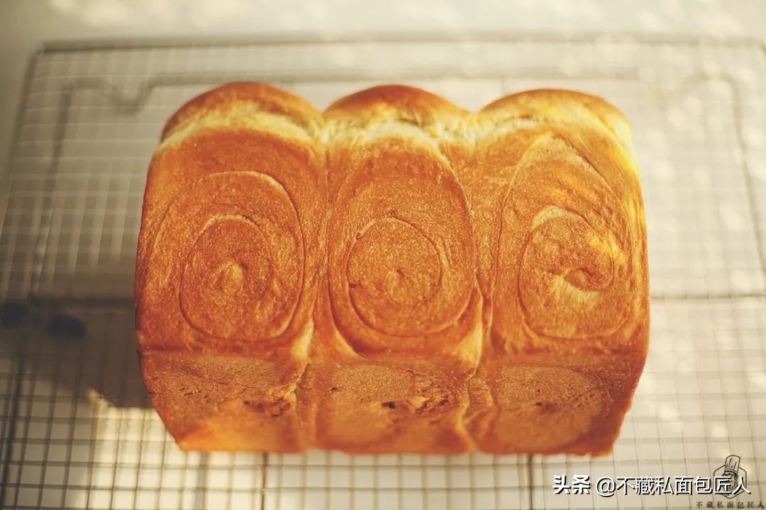 面包表皮起皱的原因,面包出炉后塌陷变皱是什么原因
