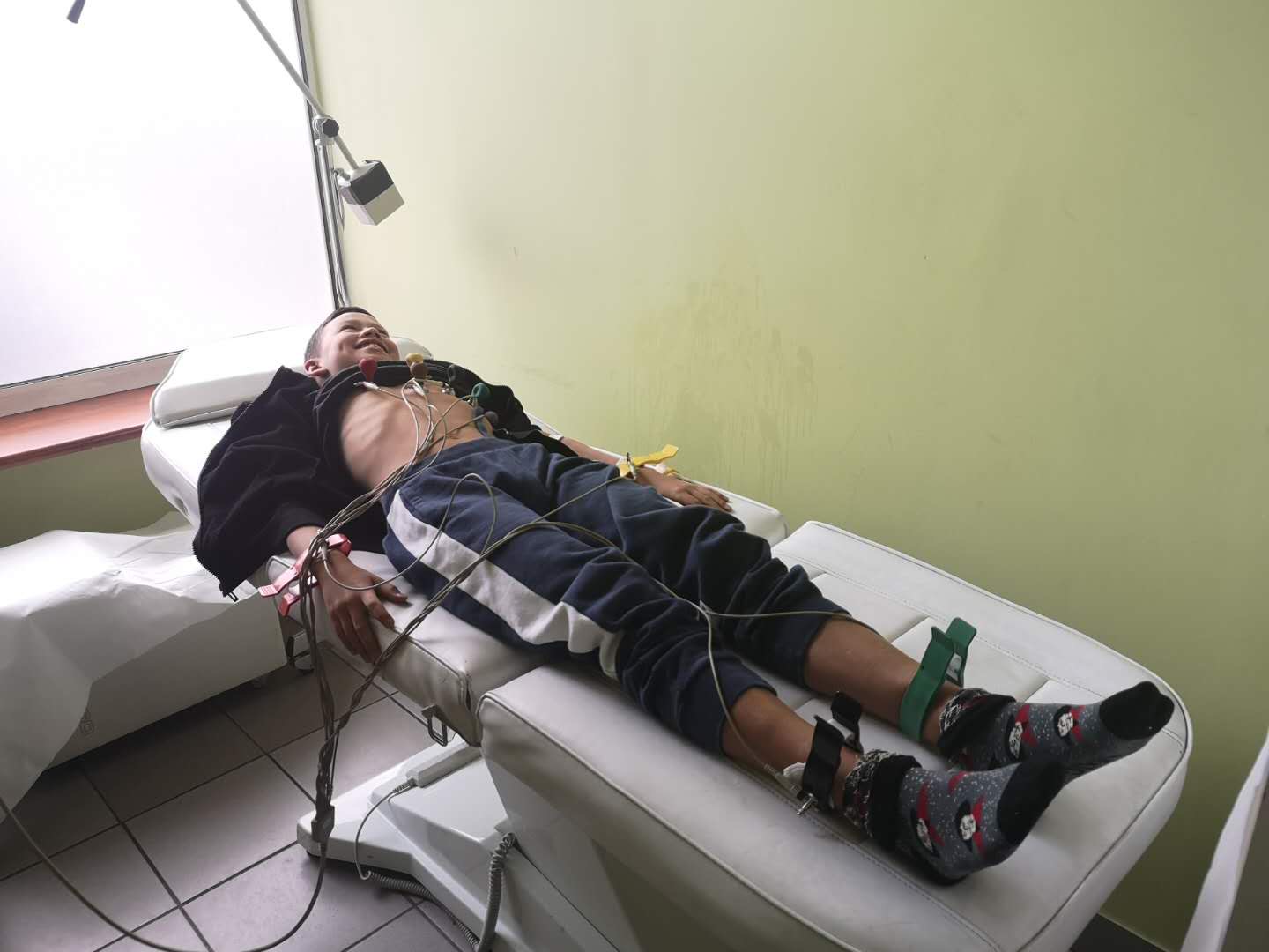 带娃出国踢球上学,带娃留洋踢球