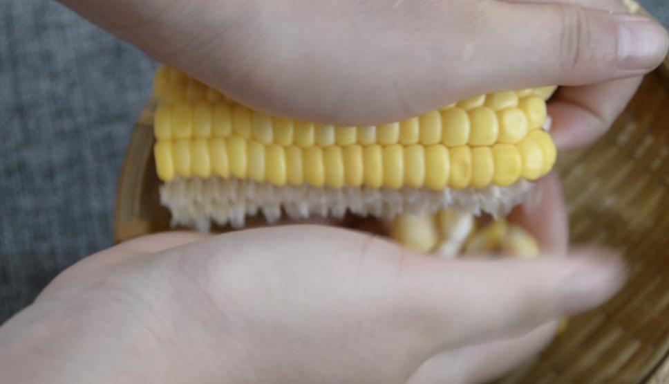 玉米上有个小机关，用剪刀一扎一转，玉米粒完整脱落，太实用了