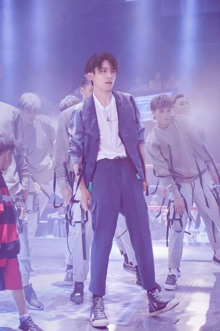 易烊千玺从小鲜肉到晋升影帝,易烊千玺的流量惊呆老前辈