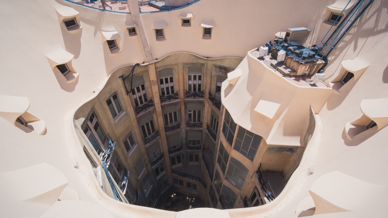 米拉之家烟囱,米拉之家天井