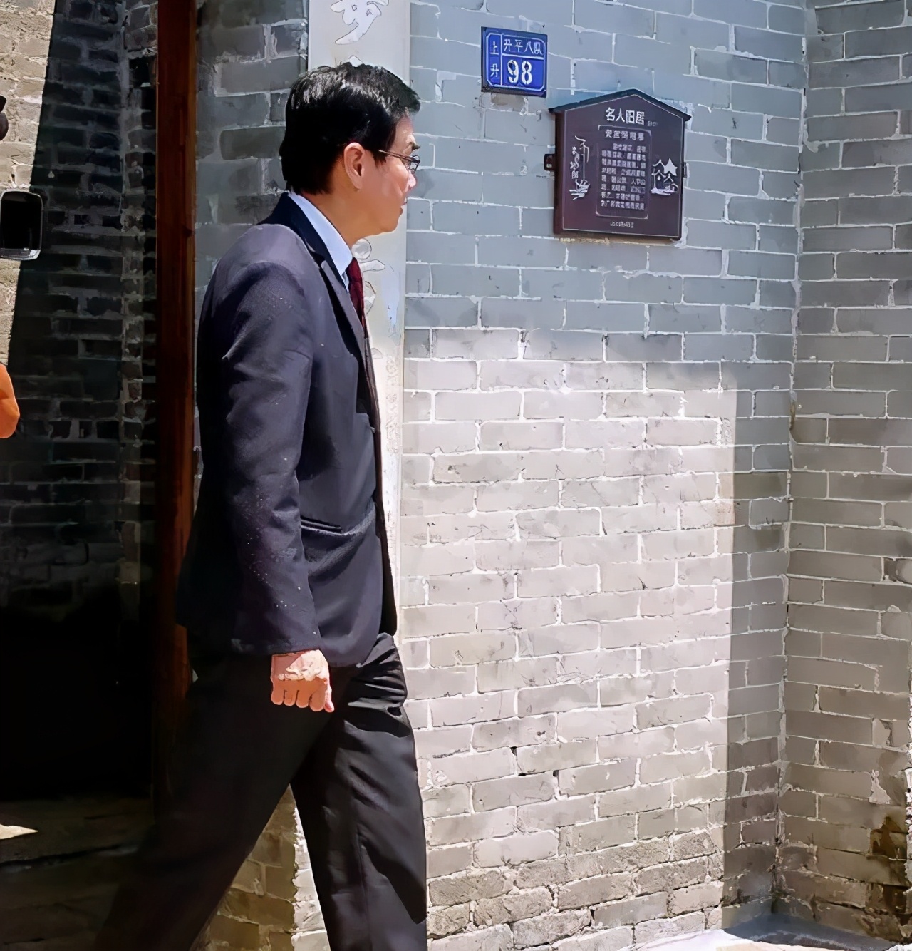 香港明星黄百鸣祖籍,香港艺人黄百鸣家庭成员