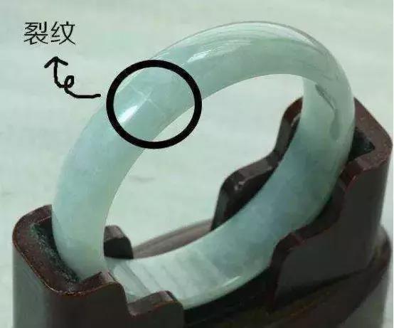 翡翠的8个误区：洗澡不能戴？只有缅甸产？原来这些年都被骗了