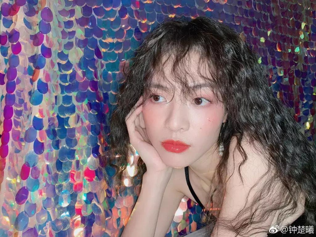 今年流行麻花辫甜酷发型,除了编发还有什么酷的发型