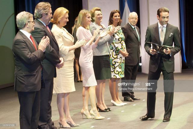 蕾蒂齐亚王后最新穿搭,45岁莱蒂齐亚王后穿衣搭配