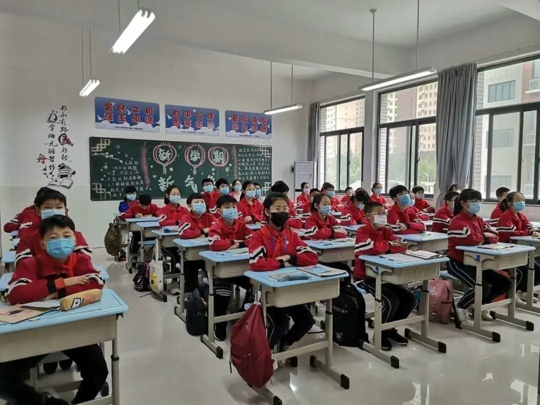 雪峰小学开学第一天的视频,桃源小学开学第一天