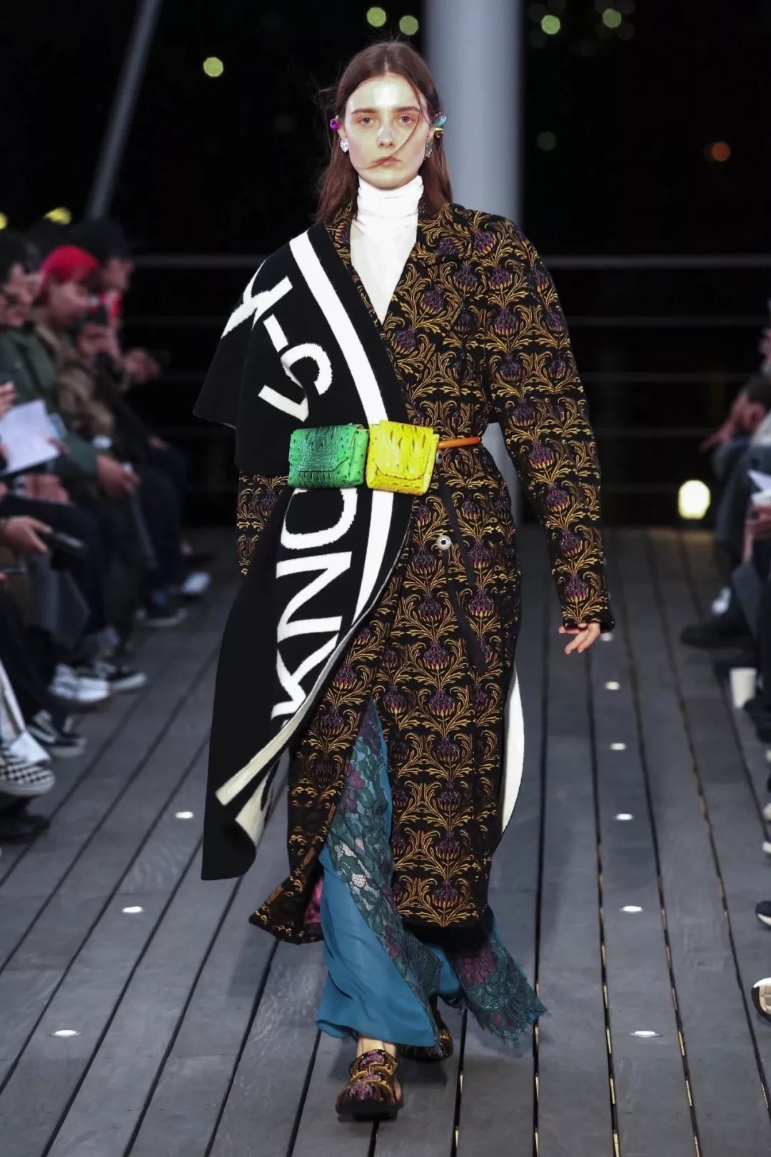 时尚轻奢感明星系列羊羔绒围巾,最潮的围巾的15种戴法超级实用