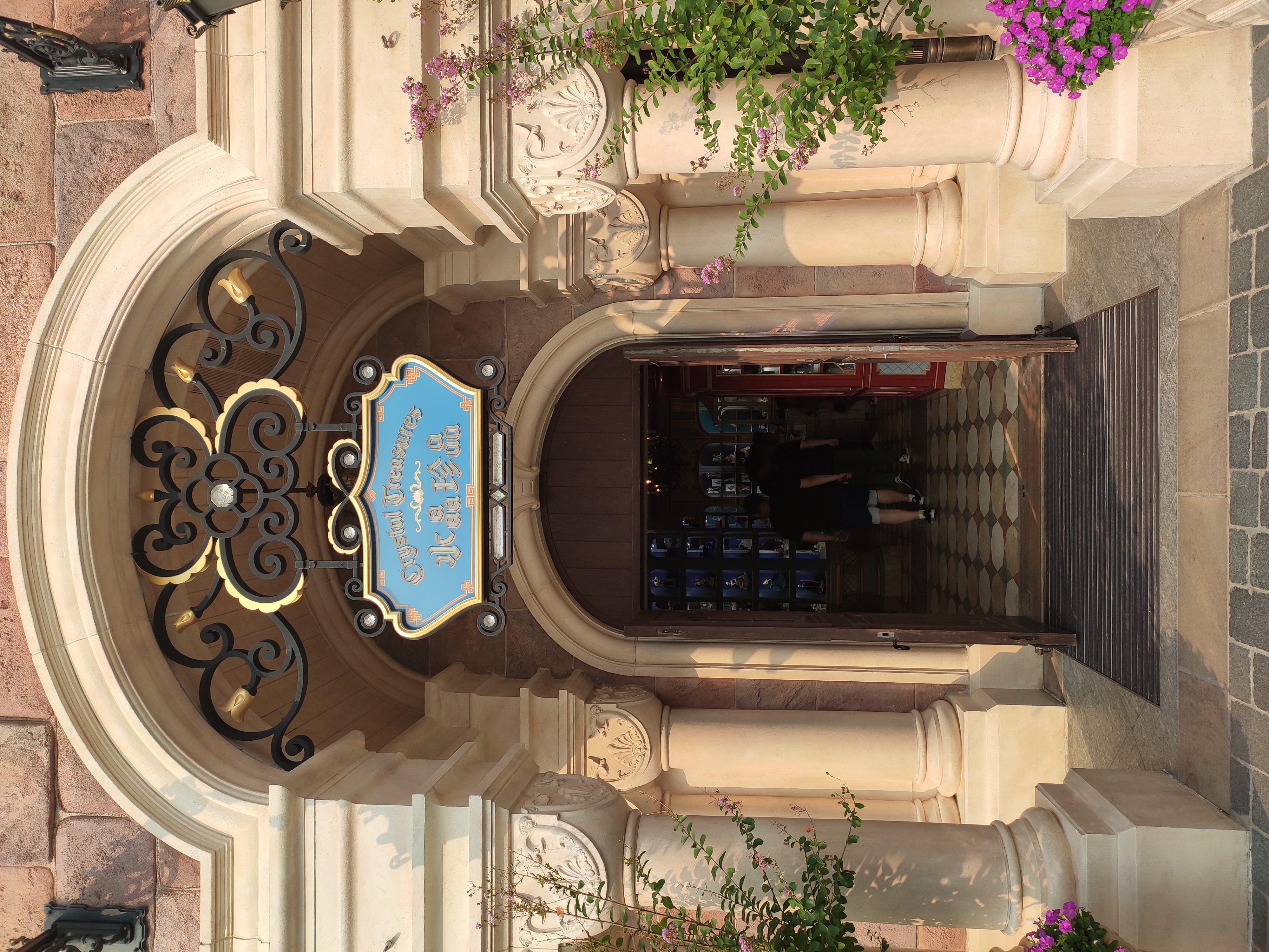 上海迪士尼一大一小旅游攻略,上海迪士尼吃住攻略讲解