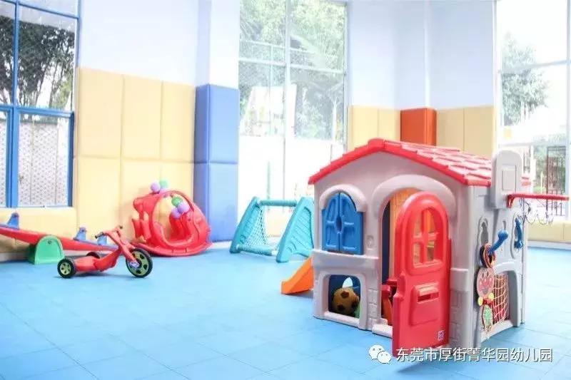 能给圣诞老人换衣服？这个圣诞嘉年华在搞什么名堂？！