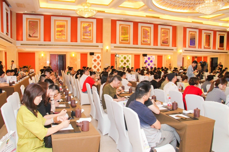 2019首届（中国）羽绒服原创设计论坛暨平湖·中国服装城原创羽绒服采购节盛大启幕