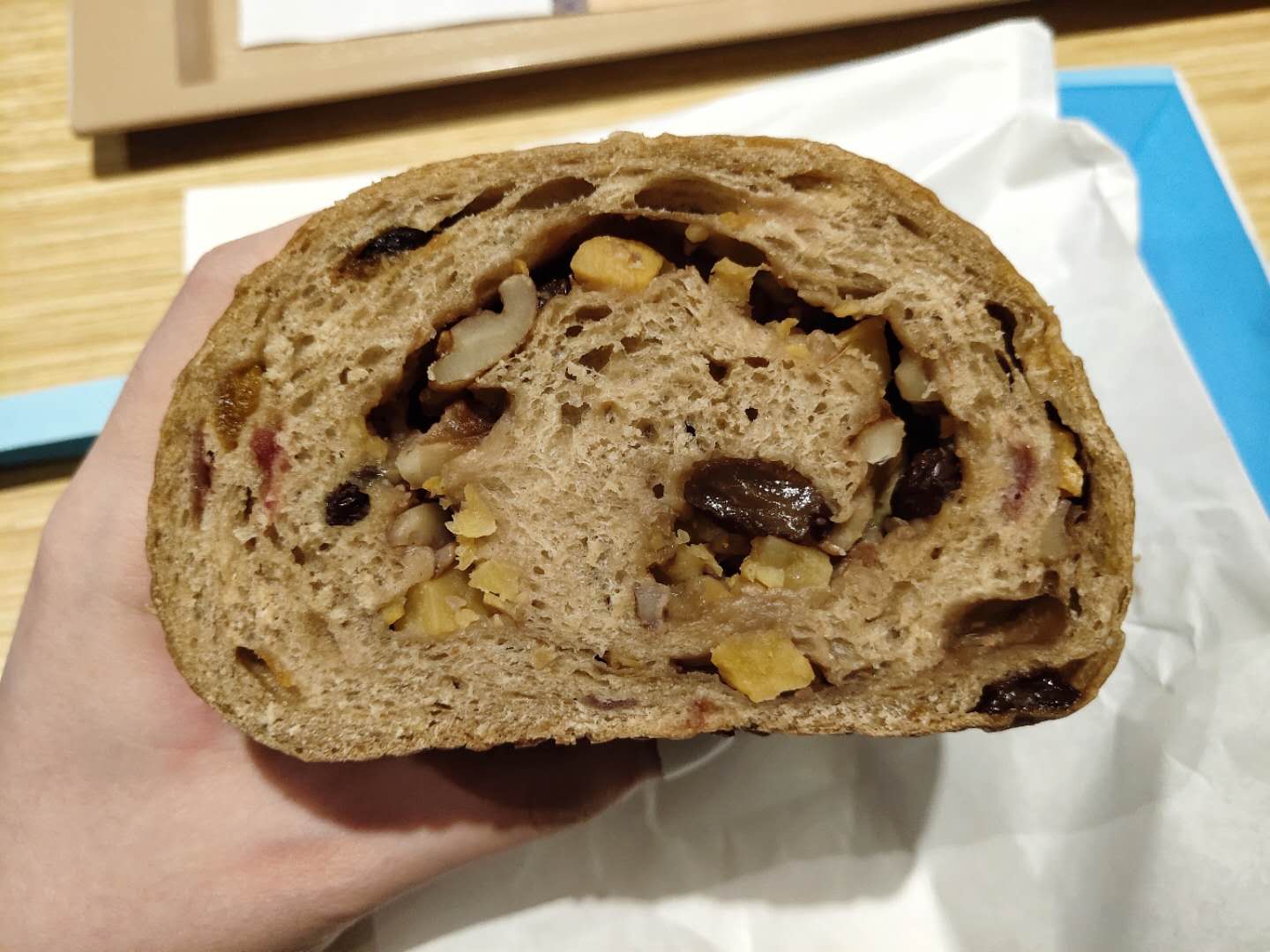 好利来原麦山丘,3款全麦面包的小测评