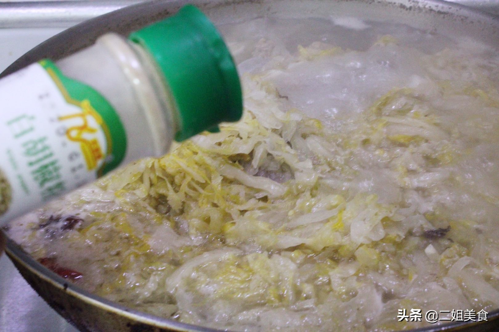 棒骨炖酸菜和什么菜一起吃比较搭,东北大骨头炖酸菜的正宗做法