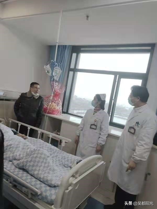 医者仁心，奉献初心：湖北蕲春李时珍中医院中医科爱心团队看望住院退休老人陈振升