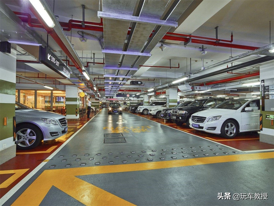 自己买的地下停车位收费合法吗,网友热评路边停车收费