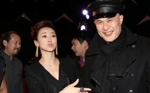 他被誉为“风月片”教父，拦截训练中的女兵，直言：我们结婚吧