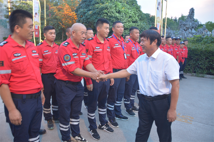 嵩县跨湖桥神鹰救援,洛阳神鹰救援队奔赴地震灾区