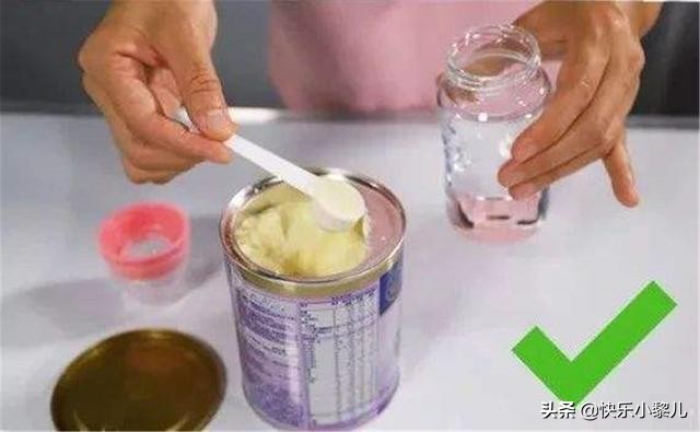 半个月大宝宝“肠坏死”,爸妈冲奶粉时的小习惯,好心办了坏事