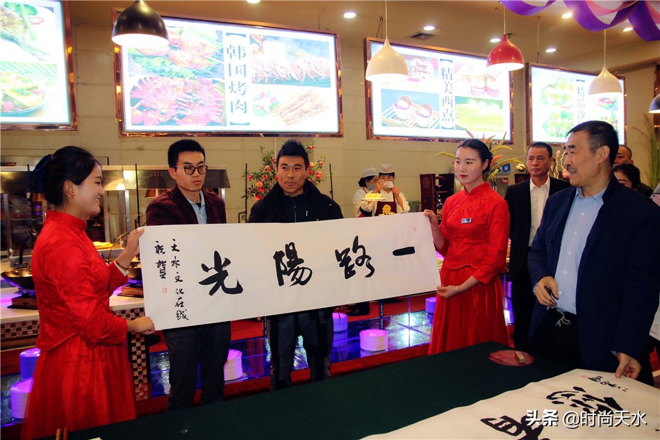 天水“轮胎哥”出发*藏西**,金龙大酒店携媒体、粉丝送上祝愿